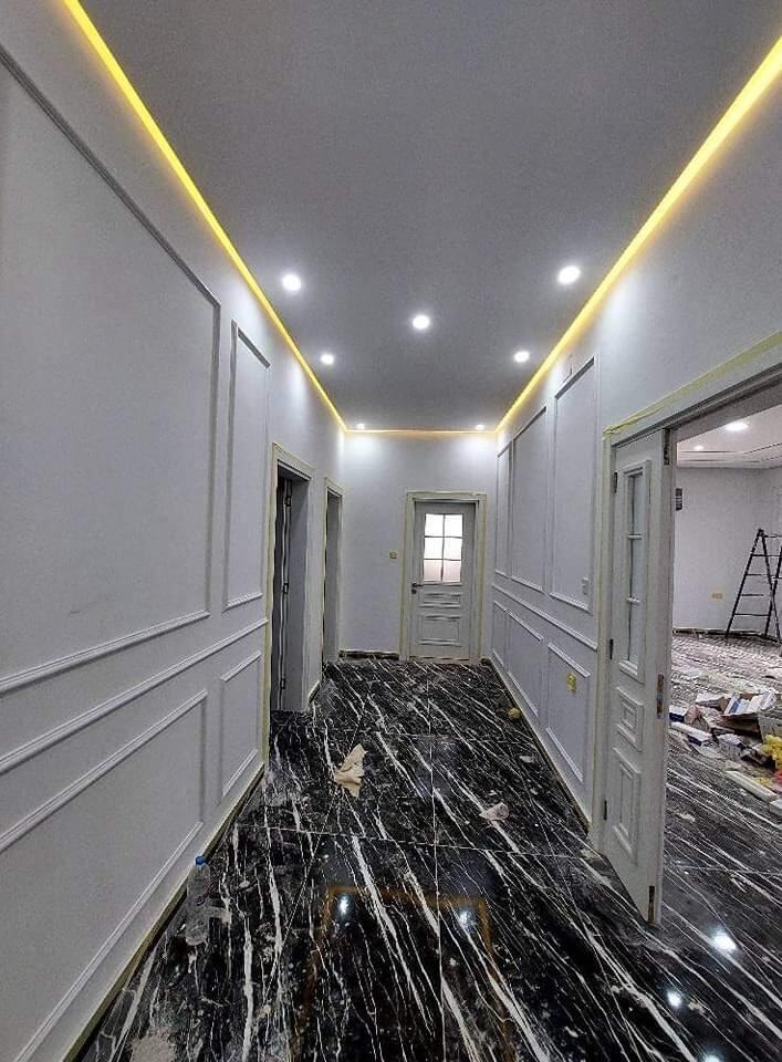 Couloir avec lambris et éclairage LED intégré