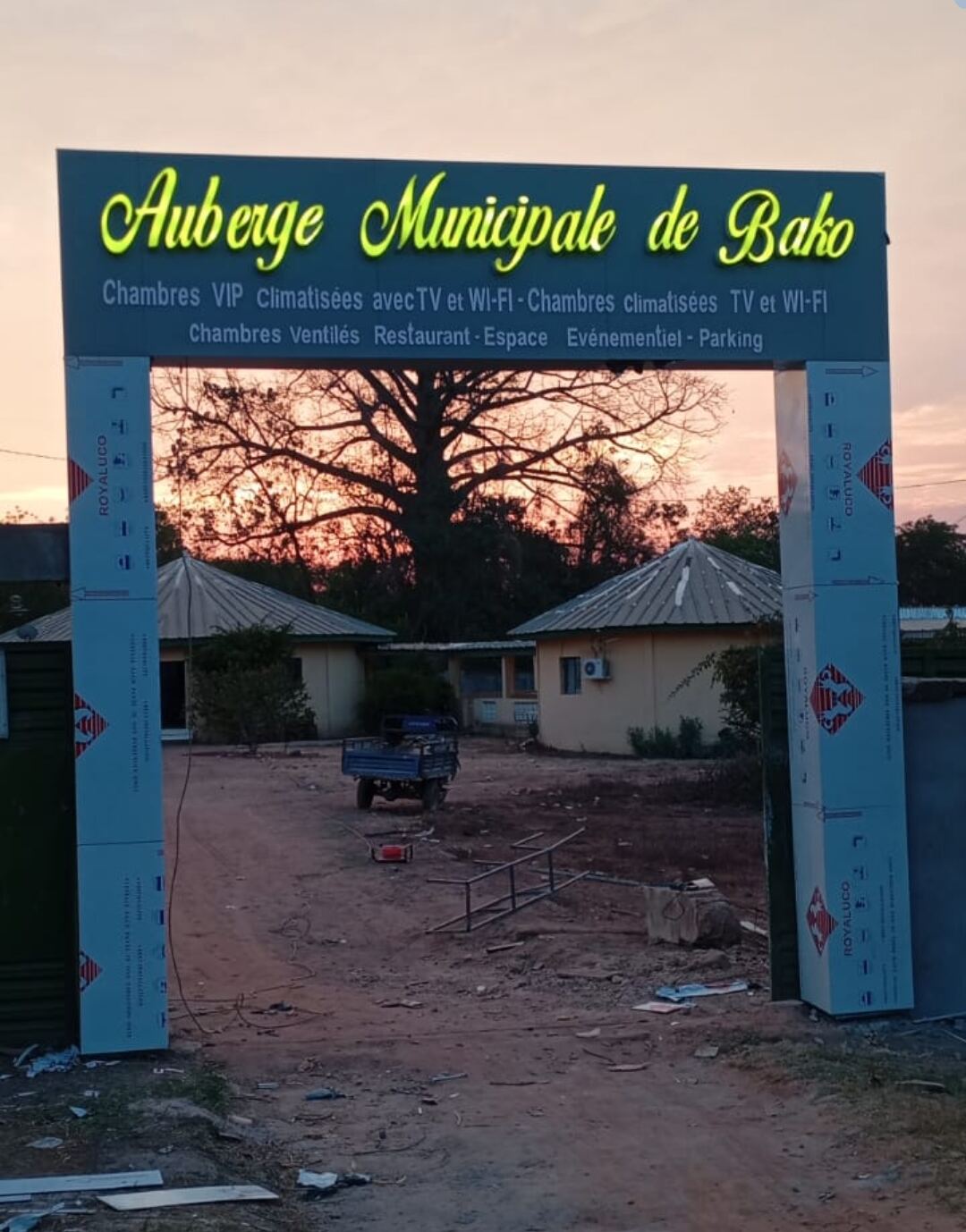 Enseigne lumineuse Auberge Municipale de Bako