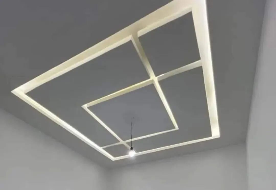 Faux plafond avec découpe design carrée